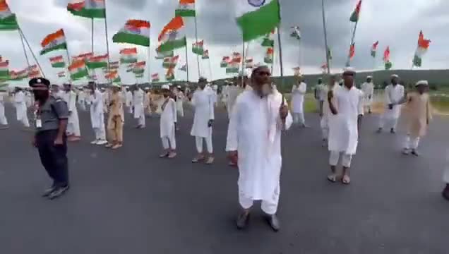 पार्लियामेंट स्ट्रीट: अनोखे अंदाज में मनाया स्वतंत्रता दिवस, देखिये मुसलमानों को.. 
#independanceday2022 #newsharkhabaraaptak #mewat #madrasa