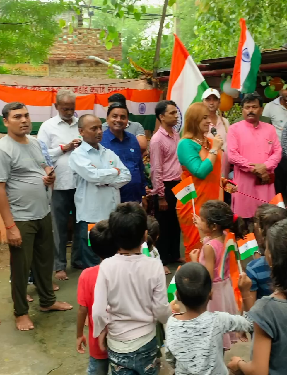 सेवा बस्ती के बच्चों में देशप्रेम व देश सम्मान का भाव भरते हुये शिक्षा हेतु पुस्तक व अन्य सामग्री एवं प्रसाद वितरित करके 75वॉं स्वतंत्रता दिवस के उपलक्ष्य में #आज़ादी_का_अमृत_महोत्सव मनाया।