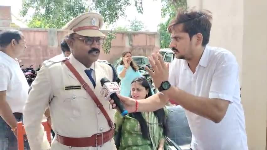 आरा: #ब्राह्मपुर थाना #परिसर में थाना अध्यक्ष बैजनाथ चौधरी द्वारा झंडा तोलन किया गया