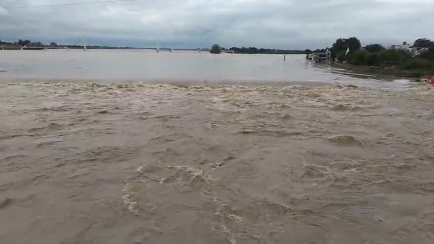 त्रिवेणी संगम (महानदी) राजिम 15 अगस्त 2022 आज शाम तक पानी ही पानी #badh 

#mahanadi#राजिम