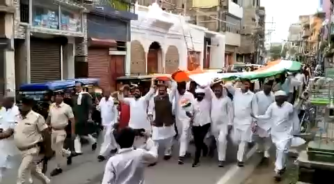 शम्मा-ए-वतन की लौ पर जब कुर्बान पतंगा हो,
होठों पर गंगा हो और हाथों में तिरंगा हो 🇮🇳
#15august 
#TirangaRally