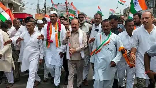 #आज़ादी_गौरव_यात्रा बछरावां 
 मे श्रीमती सोनिया गांधी जी के जन प्रतिनिधि श्री के एल शर्मा जी गणमान्य नागरिक ,कांग्रेस जन