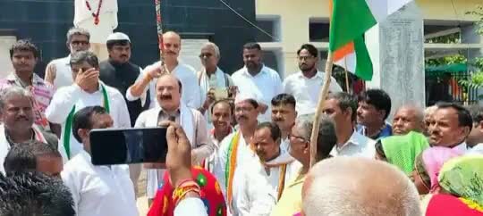 #आज़ादी_गौरव_यात्रा बछरावां मे यात्रा के समापन श्रीमती सोनिया गांधी जी के प्रतिनिधि के एल शर्मा जी ने शुभकामनाये ।