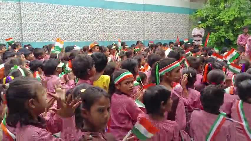 कोल: Raja nagar ke school me feraya jhanda #trending_new @#trending_new @#trending_new @#trending_new ##trending_new