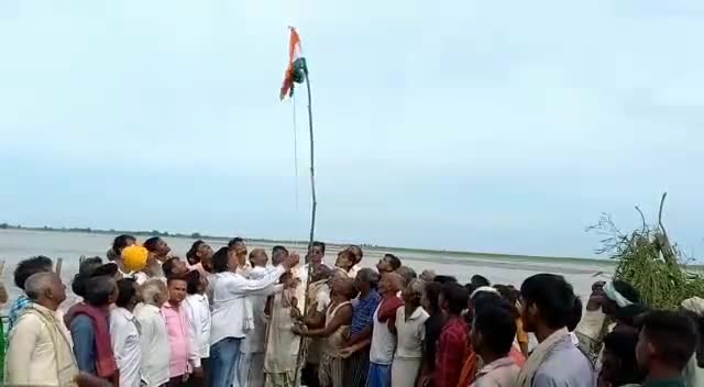 गांव बरौना में गंगा कटान के राहत कार्य में लगे मज़दूरों के साथ मनाया स्वतंत्रता दिवस। 

#IndependenceDay2022