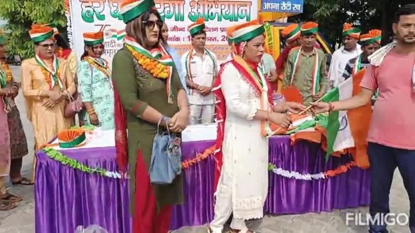 जींद: स्वतंत्रता दिवस के इतिहास में किन्नर समाज द्वारा यादगार कार्यक्रम । बांटे एक हजार तिरंगे झंडे #अपनारोटीरथ #रिमझिम महंत