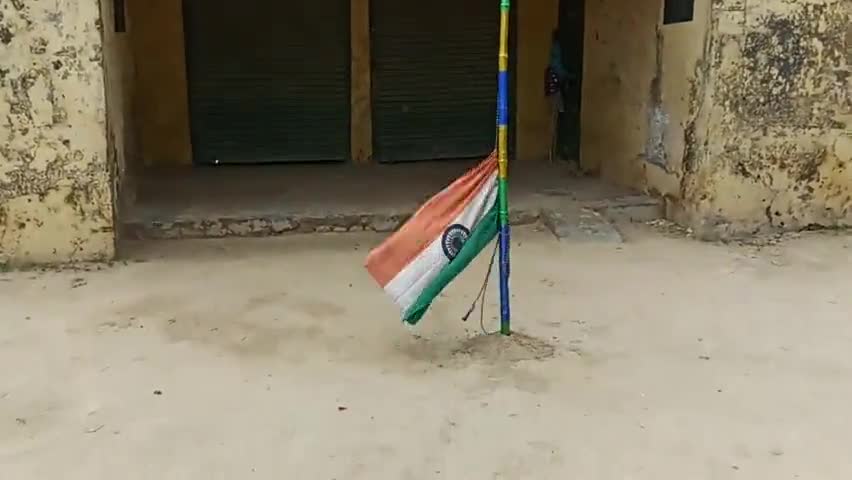 तरबगंज: साधन सहकारी समिति नगवा पर स्वतंत्रता दिवस के उपलक्ष में भी हो रहा तिरंगे का अपमान, जमीन से लगा दिखा तिरंगा
#अमृत_महोत्सव