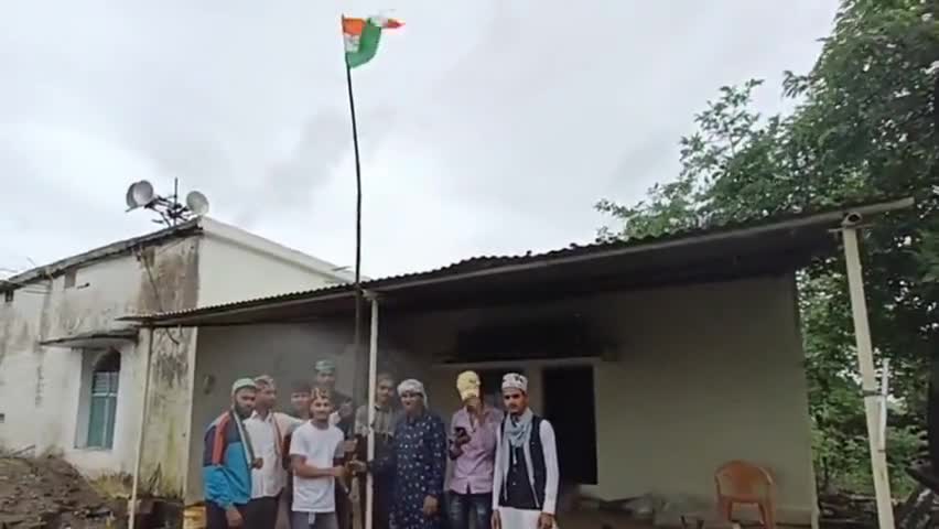 चांद: यंग मुस्लिम कमेटी द्वारा ग्राम पलाडौन की मस्जिद में किया गया ध्वजारोहण  सदर समेत सभी लोग रहे उपस्थित
#आजादी  पर्व