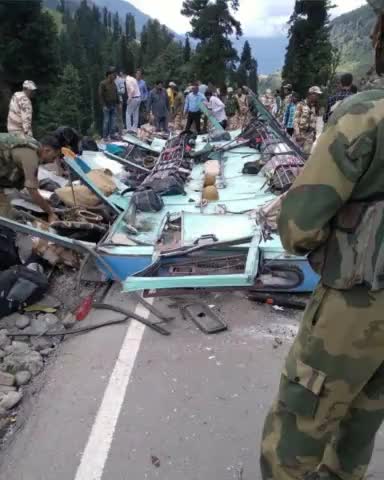 #जम्मू_कश्मीर  
पहलगाम में ITBP के जवानों को ले जा रही बस के दुर्घटनाग्रस्त होने में शहीदों को भावपूर्ण श्रद्धांजलि 🙏😢