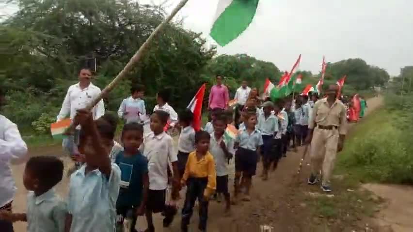 कुक्षी: #ग्राम खंडवा मे तिरंगा रैली निकालते #हुए बच्चे