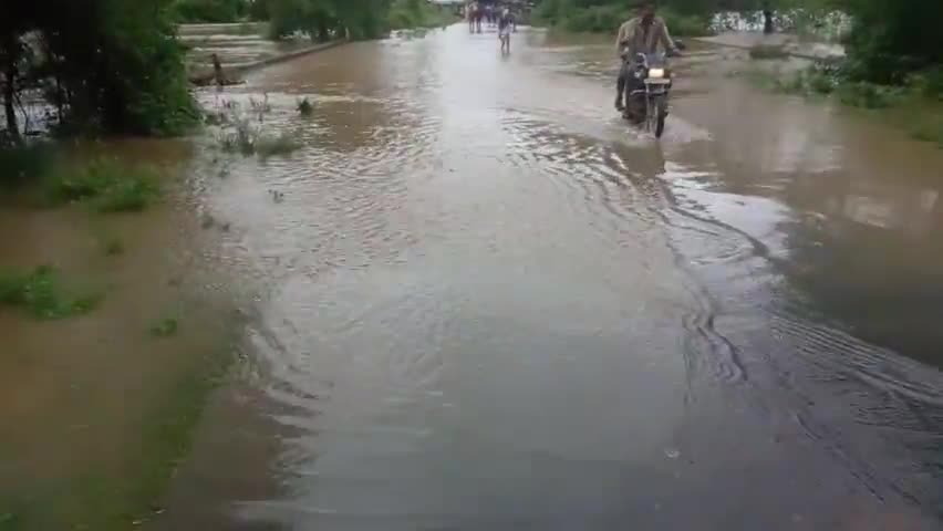 शमशाबाद: #विदिशा शमशाबाद के 8 बांड खुलने के कारण सतपाड़ा सरान्ये की नदी हुई पुल के ऊपर और आया रोड पर पानी बहा के घरों में भराया प