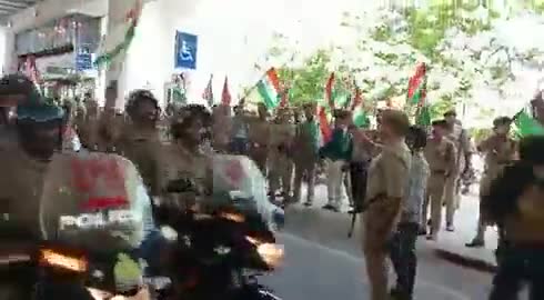 #आज़ादी_का_अमृत_महोत्सव के उपलक्ष्य में CP बीपी जोगदण्ड ने अधिकारियों के साथ #UP_112 के कर्मियों को तिरंगा वितरण कर वाहन