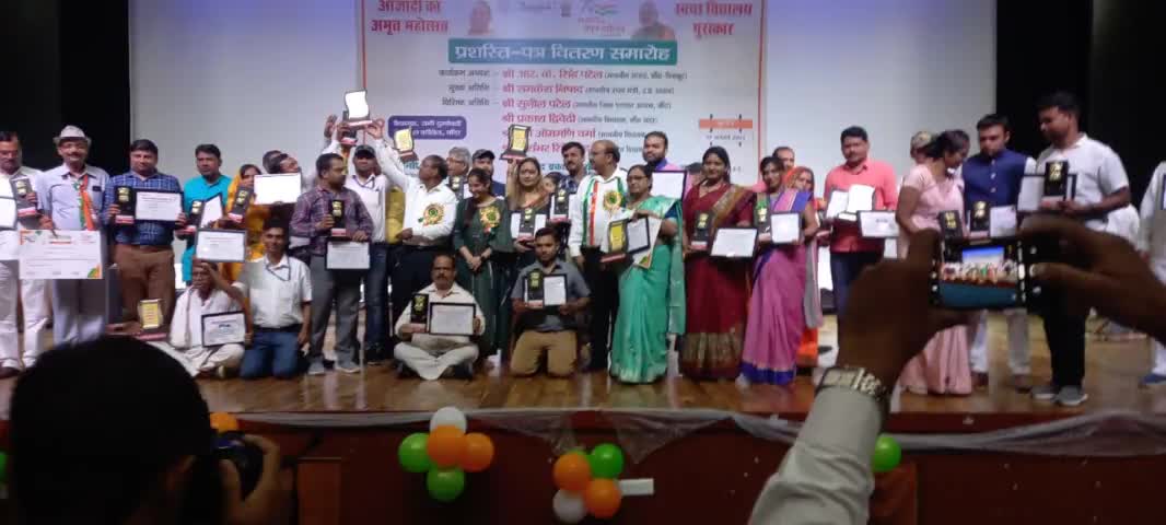 बाँदा:प्राथमिक विद्यालय उमरेहण्डा को स्वच्छ विद्यालय पुरस्कार जिलाधिकारी एवं मंत्री जी द्वारा प्रदान किया गया।
#पुरस्कार