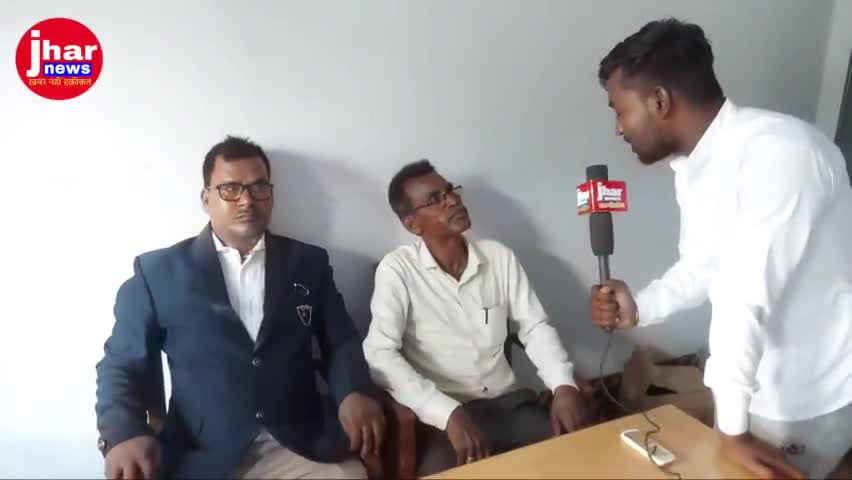पंचायत की जर्जर स्थिति पर पंचायत सेवक से पूछा सवाल तो... #jharnews #panchayat #corraption