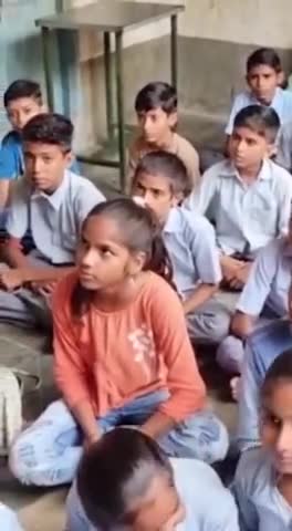 #मीडिया कह रहा है #मटकी ही नही है #जालौर के #सुराणा गांव के स्कूल में?? तो फिर क्या मास्टर भी इसी टंकी से पानी पीते थे??