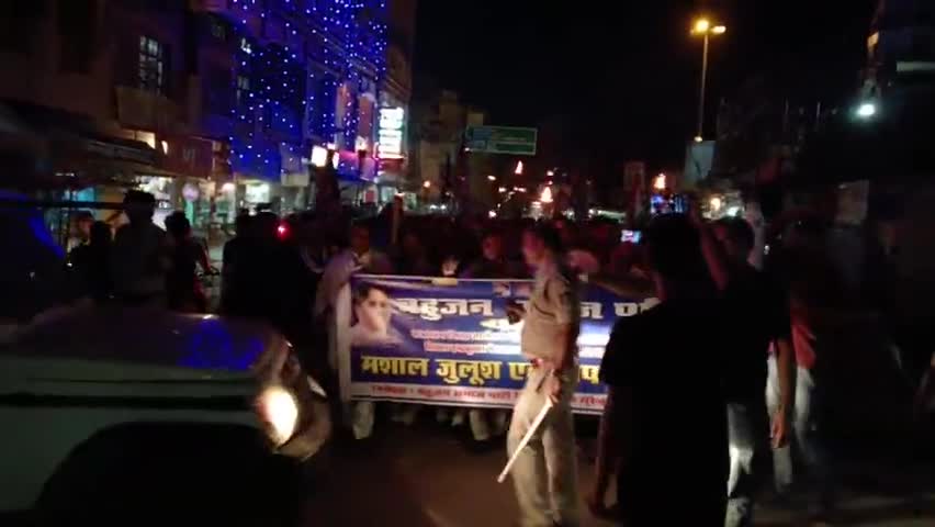 राजस्थान जालौर में एक दलित बालक को स्कूल के हेड मास्टर ने मटके से पानी पीने इतना पीटा के उसकी मौत हो गई 
#morenanews