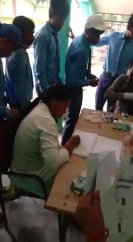 कोन्टा: कोण्टा में स्वास्थ्य कर्मियों द्वारा छात्र-छात्राओं में एनीमिया की जांच की गई