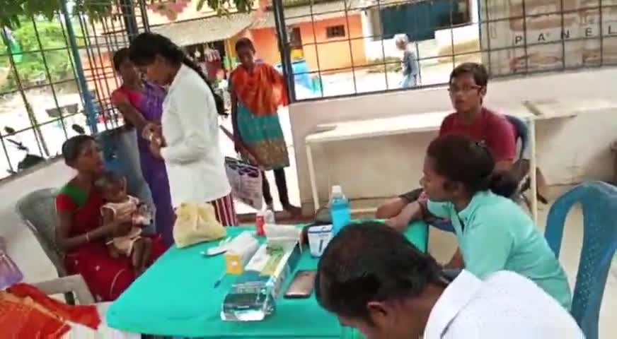 कोन्टा: साप्ताहिक बाजार मे लगा मुख्यमंत्री हाट बाजार क्लीनिक, ग्रामीणों का किया गया उपचार