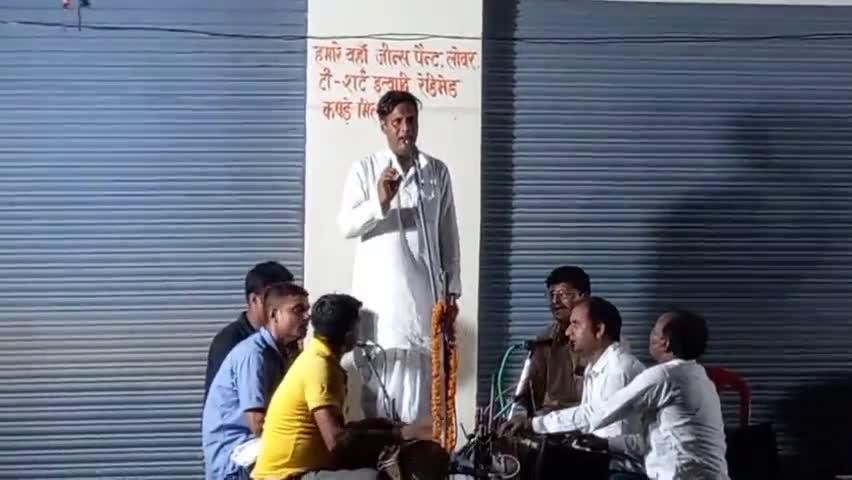 केराकत: चंदवक थाना के तराव मोढ़ बाजार पर #कृष्णजन्माष्टमी के त्योहार पर बिरहा का आयोजन किया गया।बाजारऔर ग्रामीण के लोग शामिल हुए