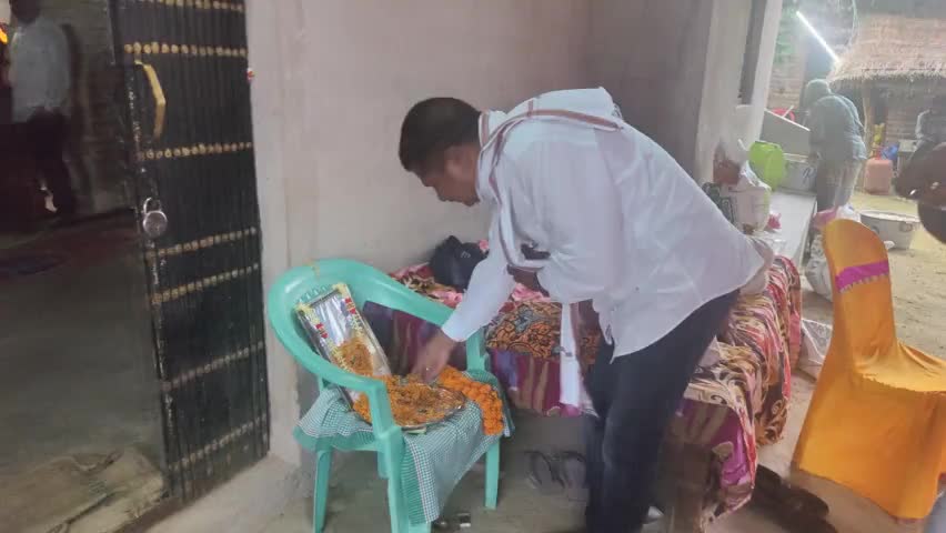 मोहम्मदगंज प्रखंड अंतर्गत ग्राम रानीदेवा में पूर्व फुटबॉलर भर्दुल सिंह के चाचा स्व. वीरेंद्र सिंह के ब्रह्मभोज कार्यक्रम में शामिल होकर श्रद्धांजलि अर्पित किया। ईश्वर दिवंगत आत्मा को अपने श्री चरणों में स्थान दे।
 ओम शांति 🙏
#मोहम्मदगंज #ह