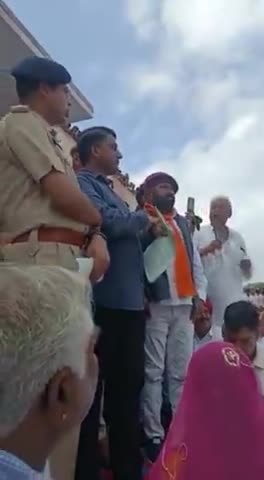 #जालोर में 144 धारा के बाद भी #इंद्र मेघवाल को मारने वाले टीचर के पक्ष में सभा और उसमे साथ देते जालौर DM और एसपी