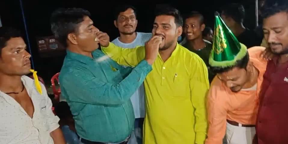 रूधौली विधानसभा क्षेत्र के अमारेडीहा में सपा के वरिष्ठ नेता श्री उमाशंकर यादव ,अजय यादव जी के यहां पावन पर्व श्री कृष्ण जन्माष्टमी के कार्यक्रम में केक काटकर  मनाया गया ।

                      आपका #जितेन्द्र_यादव