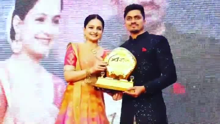 Recieved Award From GOPI BAHU Last Night #tusharworld #tusharsongs #tusharbansal #bollywood #giaamanek #gopibahu