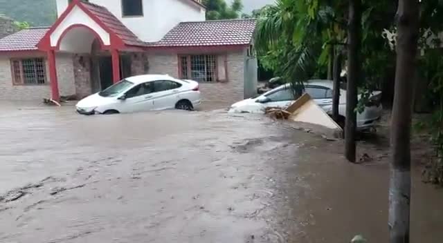 सिविल लाइन्स: #देहरादून के मालदेवता इलाके में बादल फटने की वजह से भारी तबाही, रिसॉर्ट में खड़ी कई गाड़ियों को नुकसान। #UKNews #tabahi
