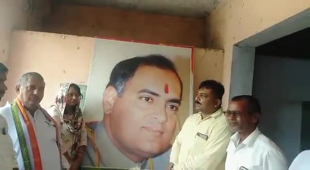 महाराजगंज: #कांग्रेसियों ने पूर्व प्रधानमंत्री स्व. राजीव गांधी की जयंती सद्भावना दिवस के रूप में मनाया।