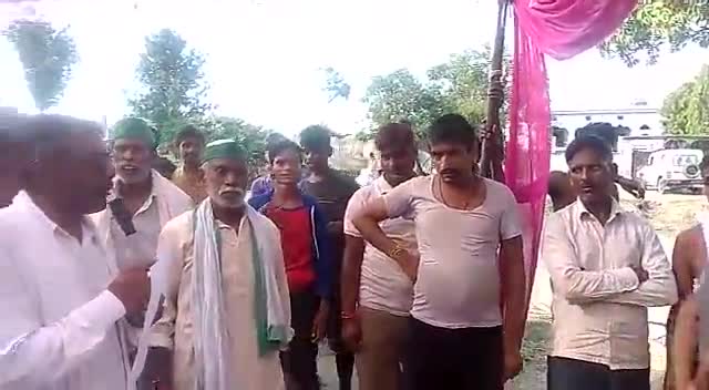 महाराजगंज: #भाकियू के कार्यकर्ताओं ने छुट्टा मवेशियों को बांधा ब्लाक प्रशासन के हाथ पांव फूले।