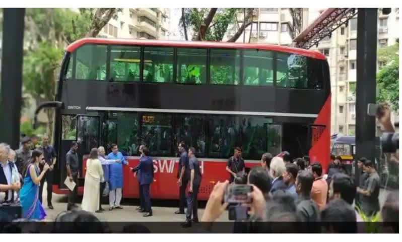 सड़क परिवहन और हाईवे मंत्री नितिन गडकरी ने लॉन्च की BEST की एसी डबल डेकर बस!
#NitinGadkari #bestbus #mumbai #travel #publictransport