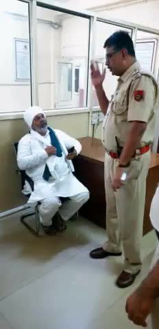 किसान #यूनियन नेता #Rakesh_Tikait  को दिल्ली #पुलिस की तरफ से #डिटेन किए जाने की #ख़बर आ रही है!#किसान