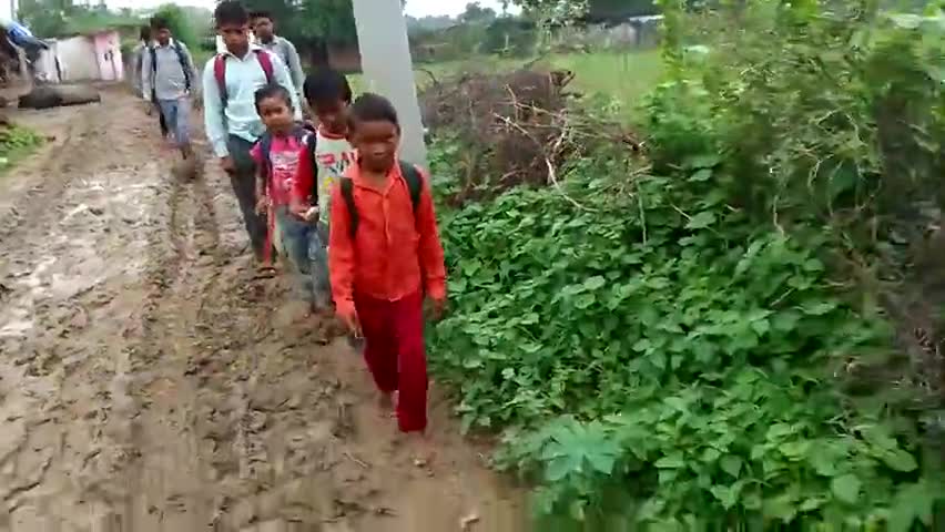 मऊ: #चित्रकूट_ पहाड़ी ग्राम सिधौली लोधन पुरवा में रास्ता ना होने के कारण बच्चे जान को जोखिम में डालकर जा रहे स्कूल
#Himanshu