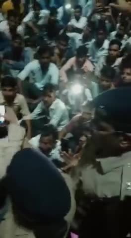 भीम आर्मी की चंद्रशेखर आजाद जी के साथ वीडियो कॉल पर बातचीत कर जालौर मे चल रहे हाईवे जाम को #सोनिया_जोया द्वारा स्थगित किया गया