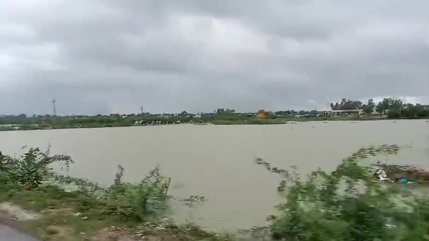 पीपलदा: सूखनी नदी मे आया बारिश का पानी जिसके कारण सूखनी नदी लबालब हो चुकी है#itawa
