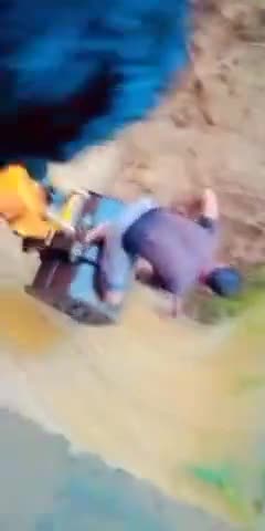 टोंक: टोंक सरवराबाद में बंदा पानी से बरने के कारण जेसीबी से बंदा काटा गया बहुत खतरनाक पानी आया #tonknews #banasriver #bisalpur