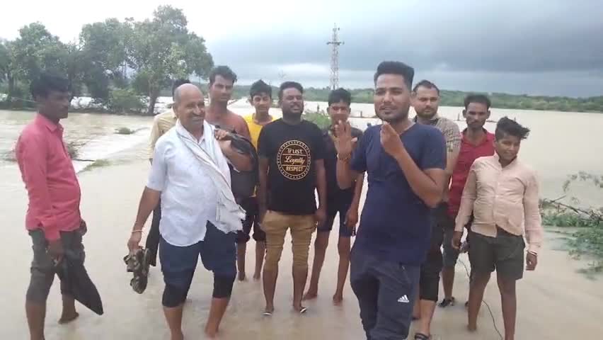 पीपल्दा का इटावा से कटा संपर्क। भारी बरसात से पीपल्दा सुकनी की पुलिया पर आया 4 फिट पानी #पीपल्दा#इटावा#सुकनी#नदी#बाढ़