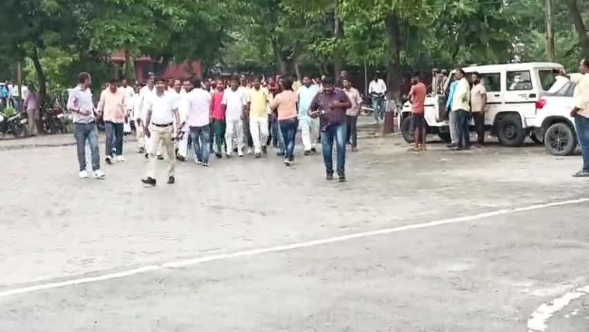 खलीलाबाद: #हैसर ब्लाक प्रमुख पद के अविश्वास प्रस्ताव को लेकर  #कलेक्ट्रेट पहुंचे क्षेत्र पंचायत सदस्यों ने डीएम को सौंपा शपथ पत्र