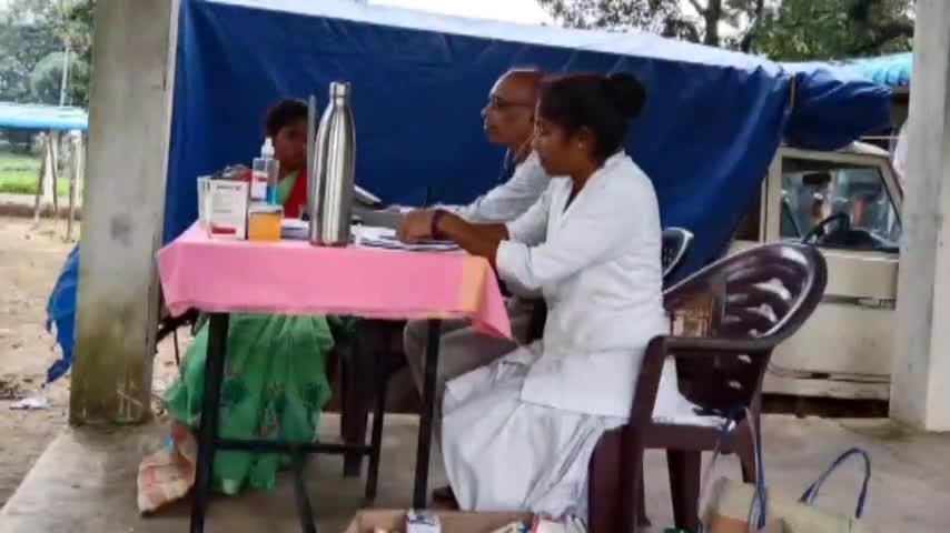 ग्राम सौतनार के साप्ताहिक बाजार में मुख्यमंत्री हाट बाजार क्लीनिक योजना के तहत ग्रामीणों ने लिया स्वास्थ्य लाभ