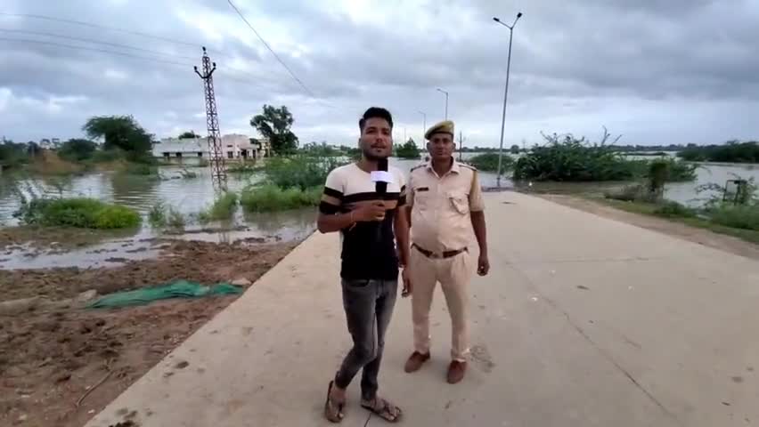 प्रशासन_अलर्ट इटावा सूखनी मुख्य पुलिया का 6 बजे का नजारा  पुलीस अधिकारी  ने बताया जलस्तर बड़ने का अनुमान #itawa#kota