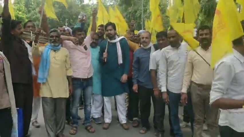 #MSP गारंटी कानून की मांग को लेकर कल दिल्ली जंतर मंतर में हुई किसान महापंचायत में मध्यप्रदेश के किसान राष्ट्रीय किसान मजदूर महासंघ के नेतृत्व में सम्मलित हुए।
#FarmersProtest