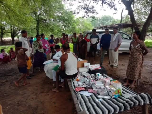 कोन्टा: साकलेर में लगा स्वास्थ्य शिविर, ग्रामीणों का उपचार कर बांटी गई दवाइयां और मच्छरदानियां