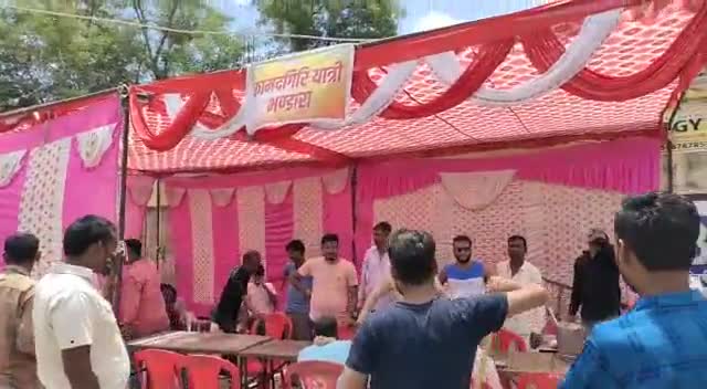 महोबा मै एकता की मिशाल पेश कर किया सार्वजनिक भंडारे का इंतजाम
#mahobanews #hindumuslimekta 
#irfanmahoba #allahchock