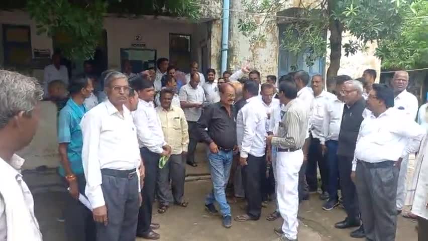 बार एसोसिएशन महरौनी ने उपजिलाधिकारी को सौंपा ज्ञापन ।एडीजे व परिवारवाद कोर्ट की रखी मांग। #lalitpur_news #lalitpur