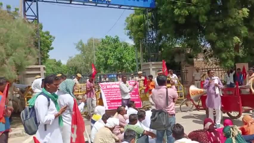 हनुमानगढ़ पुलिस की गुंडागर्दी के खिलाफ एसपी कार्यालय पर #CPI-M का विशाल अनिश्चितकालीन महापड़ाव जारी