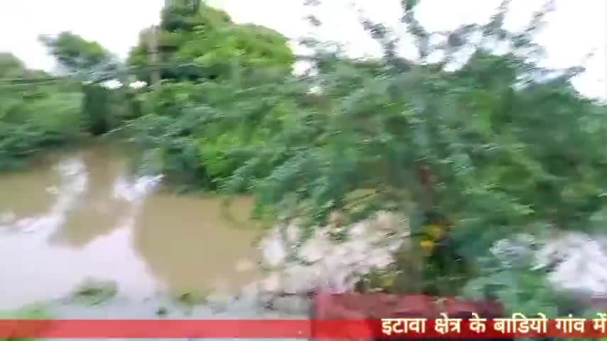 इटावा क्षेत्र के बाड़ी गांव में आई बाढ़ और ज्यादा कुछ लोगों में मचा हड़कंप#itawa#kota#