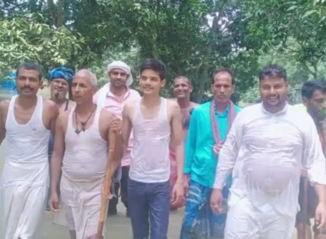 #गांव_में_बाढ़ पानी आने से है #अत्यंत_दुखद 
अल्लाह और ईश्वर से हमारी गुजारिश है कि सभी का खयाल रखे 🥲