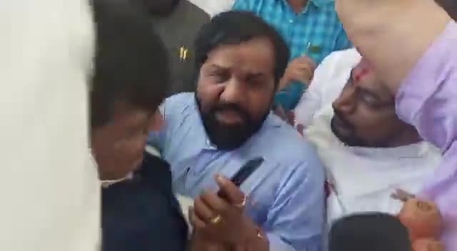 #maharastra
Shinde Shiv Sena and NCP MLAs clashed fiercely on the steps of Vidhan Bhavan over the issue of 50 crores.
