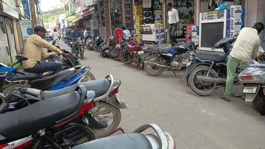 मुरैना छोटी बजरिया में आने वाले ग्राहक होते है
 बेहद परेशान पार्किंग न होने से बाइक लगी रहती है बीच सड़क पर
#morenanews