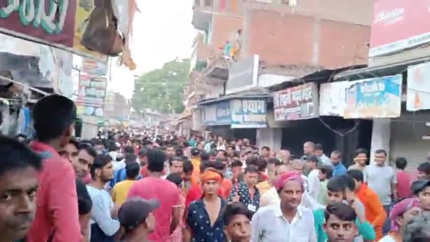 #मीरगंज में महावीरी झंडा को देखने के लिए उमड़ी भीड़। शांतिपूर्ण संपन्न हुआ ।
